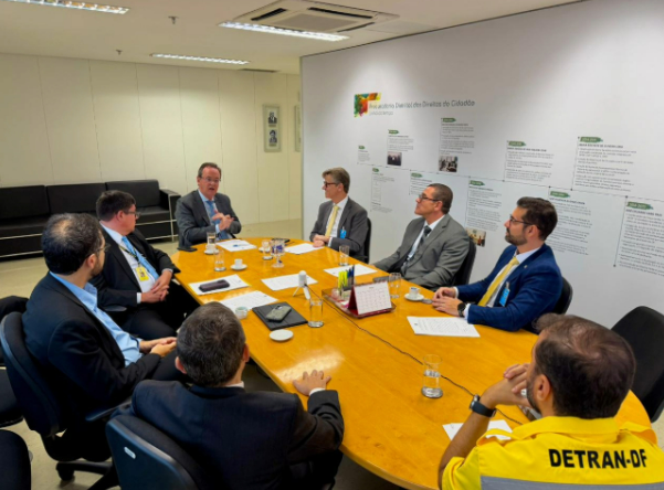 MPDFT firma TAC com Detran-DF para garantir transparência na cobrança de serviçosMPRR obtém Liminar que obriga banco a suspender descontos referentes a cartões de crédito consignado de clientesMPDFT firma TAC com Detran-DF para garantir transparência na cobrança de serviços