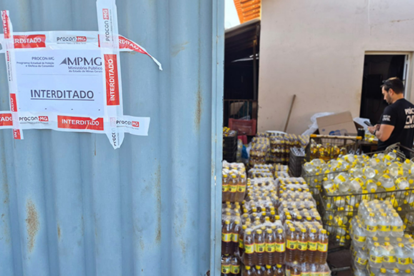 Procon-MPMG interdita fábrica clandestina de cachaça e apreende mais de 3,6 mil litros da bebida em Uberaba, no Triângulo Mineiro